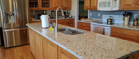 Geladeira, micro-ondas, fogão, cooktop