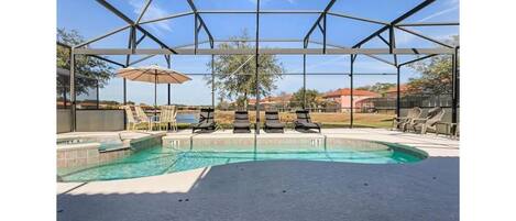 Una piscina al aire libre, una piscina climatizada