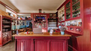 Una cocina con armarios de madera, una isla central y diversos utensilios.