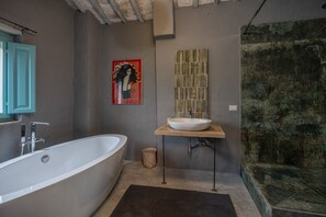 Ensemble baignoire-douche, séchoir à cheveux, serviettes fournies, savon