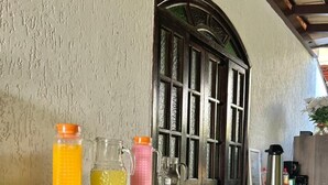 Free daily continental breakfast - Pousada Porto Búzios (Búzios)