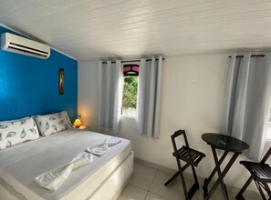 Habitación superior | Tabla de planchar con plancha, wifi gratis y ropa de cama