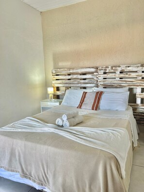 Tabla de planchar con plancha, wifi gratis y ropa de cama 