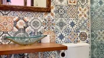 Secador de pelo, toallas, jabón, papel higiénico