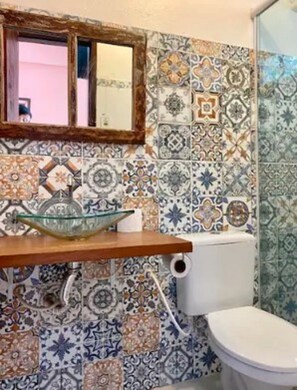 Secadora de cabello, toallas, jabón, papel de baño