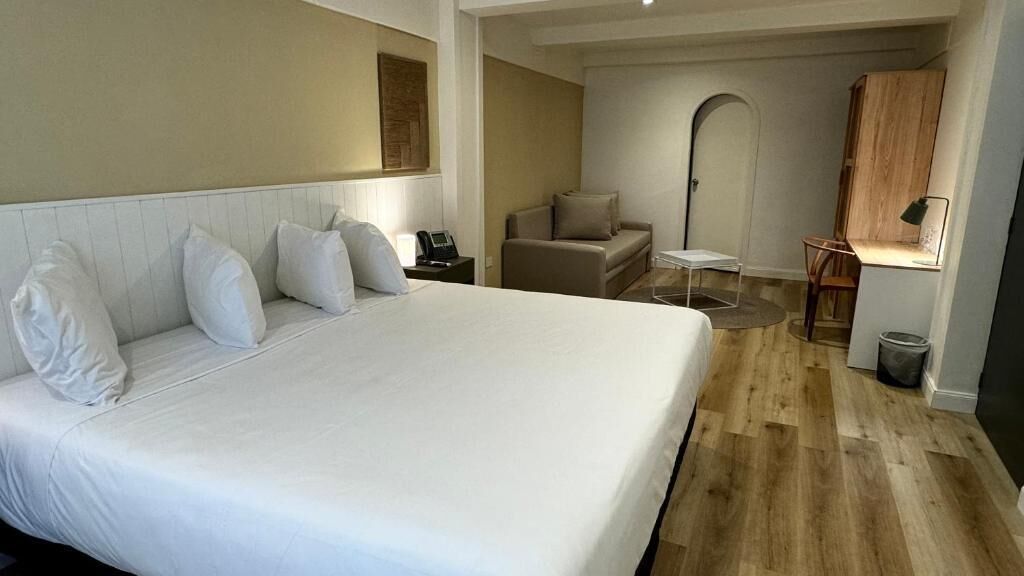 Premium bedding, in-room safe, desk, laptop workspace