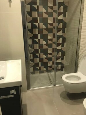 Dusche, Haartrockner, Bidet, Handtücher
