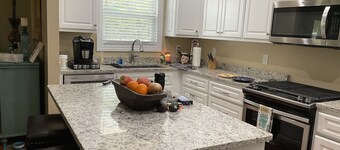 Lovely cottage located 3 miles from downtown Oxford.