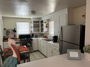 Fridge, microwave, oven, stovetop - 6 Blocks to the beach - beach bungalow style apartment (Virginia Beach)