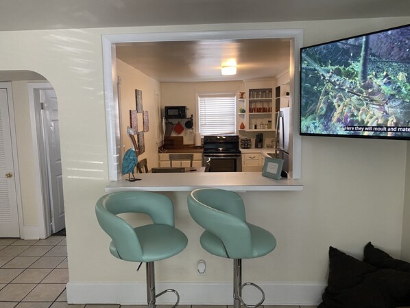 Fridge, microwave, oven, stovetop - 6 Blocks to the beach - beach bungalow style apartment (Virginia Beach)