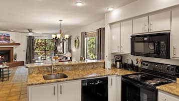 Frigorífico, microondas, horno y placa de cocina