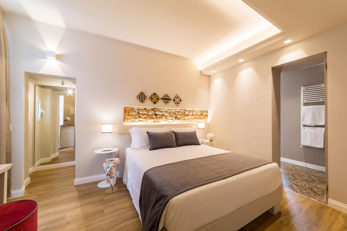 Doppia Superior | Minibar, una scrivania, ferro/asse da stiro, Wi-Fi gratuito