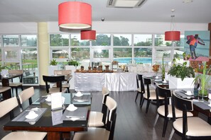 Café da manhã com buffet grátis todos os dias