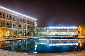 Piscina externa, guarda-sóis, espreguiçadeiras