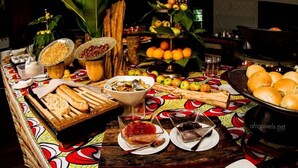 Una mesa de buffet con diversos alimentos y una parrilla.