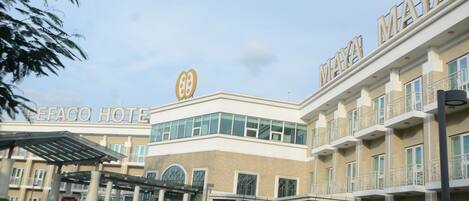 Vista frontal de la propiedad