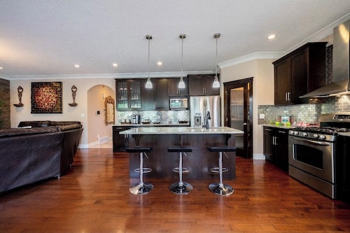 Luxury home 3700 sq with jetted tub / 4 fireplaces / sleep 9