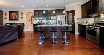 Luxury home 3700 sq with jetted tub / 4 fireplaces / sleep 9