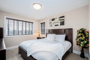 5 chambres, fer et planche à repasser, Wi-Fi, draps fournis