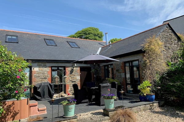 Peaceful secure courtyard garden, perfect for enjoying the sunshine