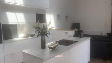 Geladeira, micro-ondas, fogão, cooktop