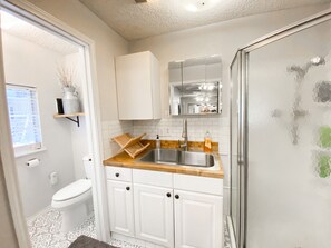 Een douche, een haardroger, handdoeken, zeep