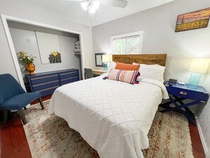 1 bedroom, in-room safe, desk, iron/ironing board - Cozy Hill Country Casita w/ pool, firepit - pet-friendly! (Austin)