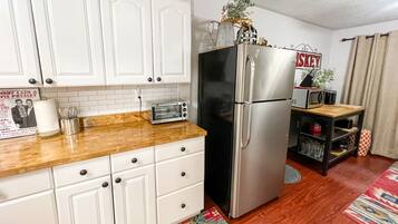 Réfrigérateur, micro-ondes, cafetière/bouilloire, bouilloire électrique