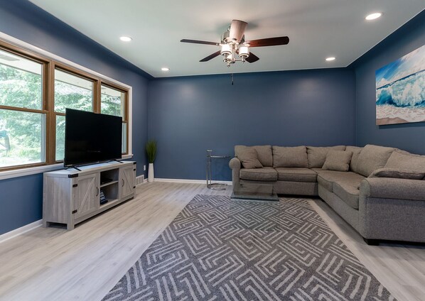 Téléviseur connecté, lecteur de DVD, sélection de films