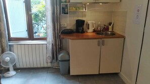 Fridge, stovetop, coffee/tea maker, electric kettle - Studio near Bastille rue Popincourt (Paris)
