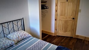 3 bedrooms, desk, iron/ironing board, travel crib - Windy Hill Cottage (Seneca)