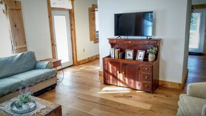 Smart TV, fireplace - Windy Hill Cottage (Seneca)