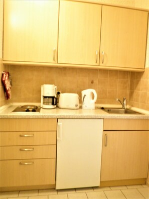 Réfrigérateur, micro-ondes, plaque de cuisson, cafetière/bouilloire