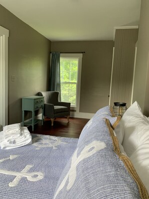 Individually decorated, individually furnished, free WiFi, bed sheets - Captain Sweetser's Inn (Searsport)