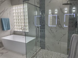 Combined shower/bathtub - 4 BEDROOMS FULLY RENOVATED  DREAM VACATION HOUSE (Port St. Lucie)