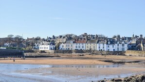 A coastal town with historic white buildings, a sandy beach, and a rocky shoreline. - 3 bedroom accommodation in Anstruther (Anstruther)