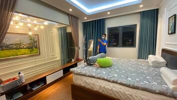 4 bedrooms, desk, travel crib, WiFi