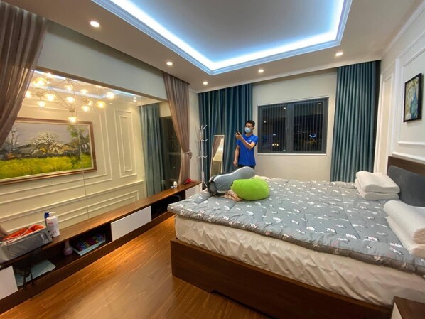 4 bedrooms, desk, travel crib, WiFi