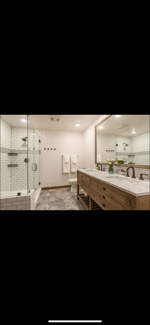 Combined shower/tub