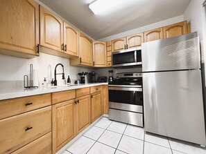 Fridge, microwave, oven, stovetop - 3210 Canal Dr apt5  Daniel - Pompano Bch (Pompano Beach)
