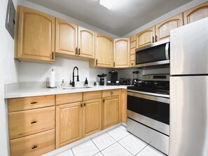 Appartement luxueux | Cuisine privée | Réfrigérateur, four à micro-ondes, un four, surface de cuisson