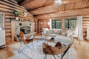 Villa (2 Bedrooms) | Wohnbereich | Kamin, Computerbildschirme