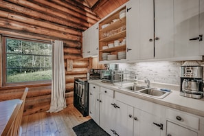 Villa (2 Bedrooms) | Eigene Küche | Kühlschrank, Mikrowelle, Ofen, Wasserkocher mit Kaffee-/Teezubehör