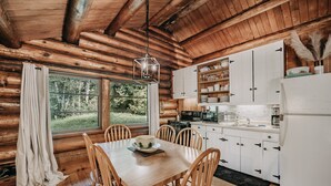 Villa (2 Bedrooms) | Cuisine privée | Cafetière/bouilloire, réfrigérateur, micro-ondes, four
