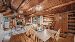 Villa (2 Bedrooms) | Coin séjour | Cheminée, écrans d'ordinateur