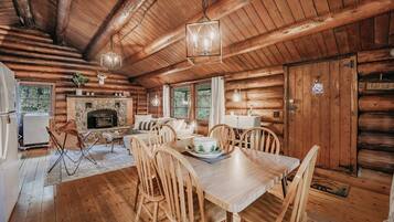 Villa (2 Bedrooms) | Wohnbereich | Kamin, Computerbildschirme