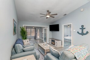 Smart TV, chimenea, libros y estéreo 