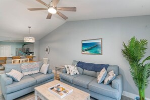 Smart TV, chimenea, libros y estéreo 