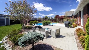 A backyard with a patio, outdoor furniture, a swimming pool, and a barbecue area. - Kentucky holiday home with Hot Tub & pool In Louisville KY (Louisville)
