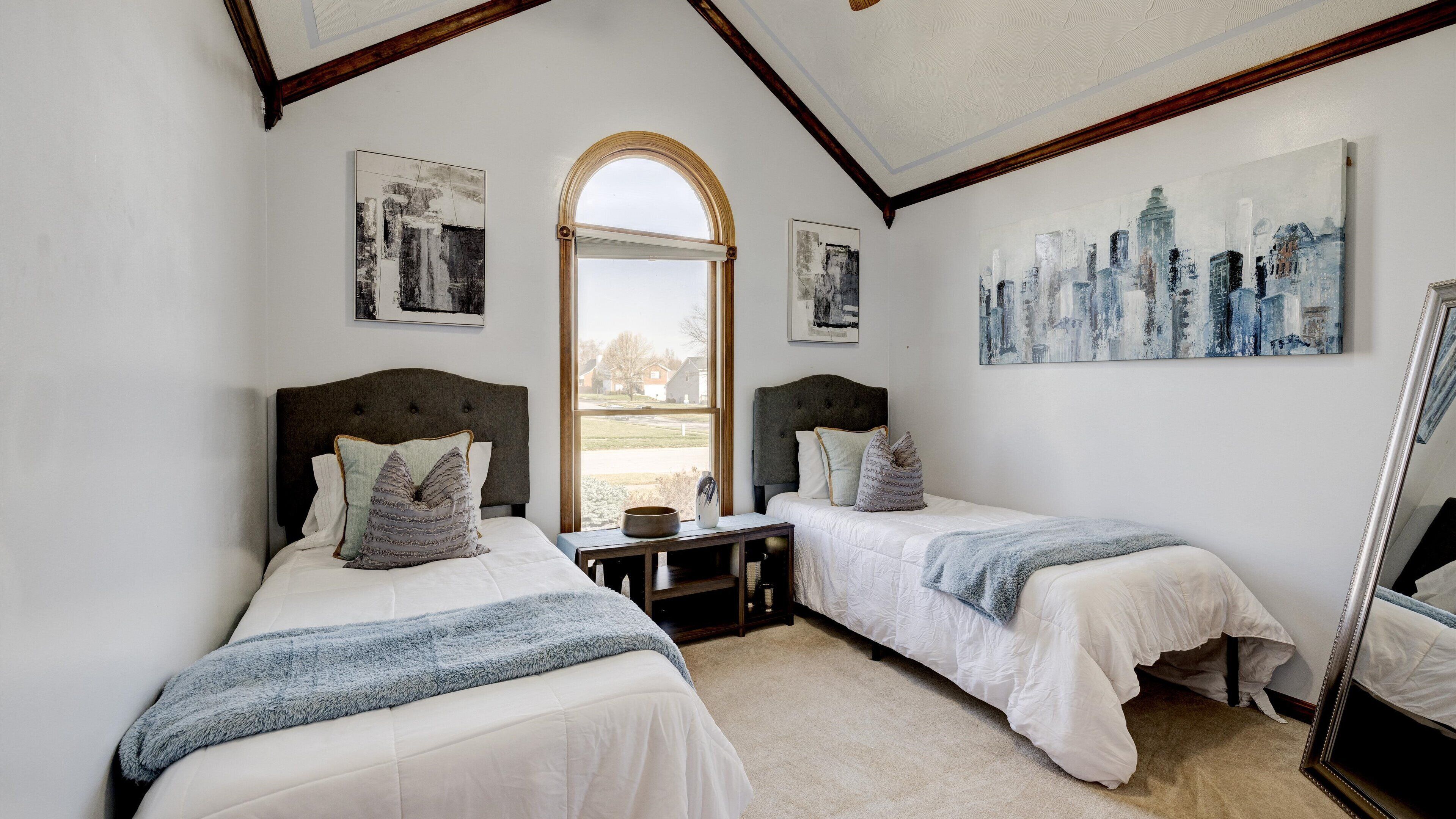 4 bedrooms, desk, iron/ironing board, travel cot